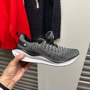 Nike women shose size 10 white/black new in the box